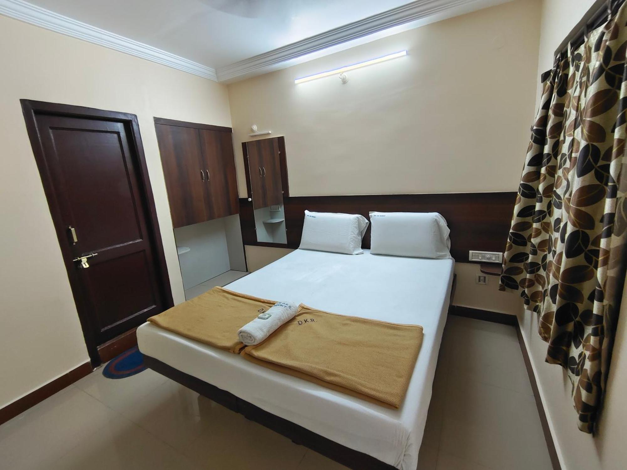 Hotel Dkr Residency Tirupati Quarto foto